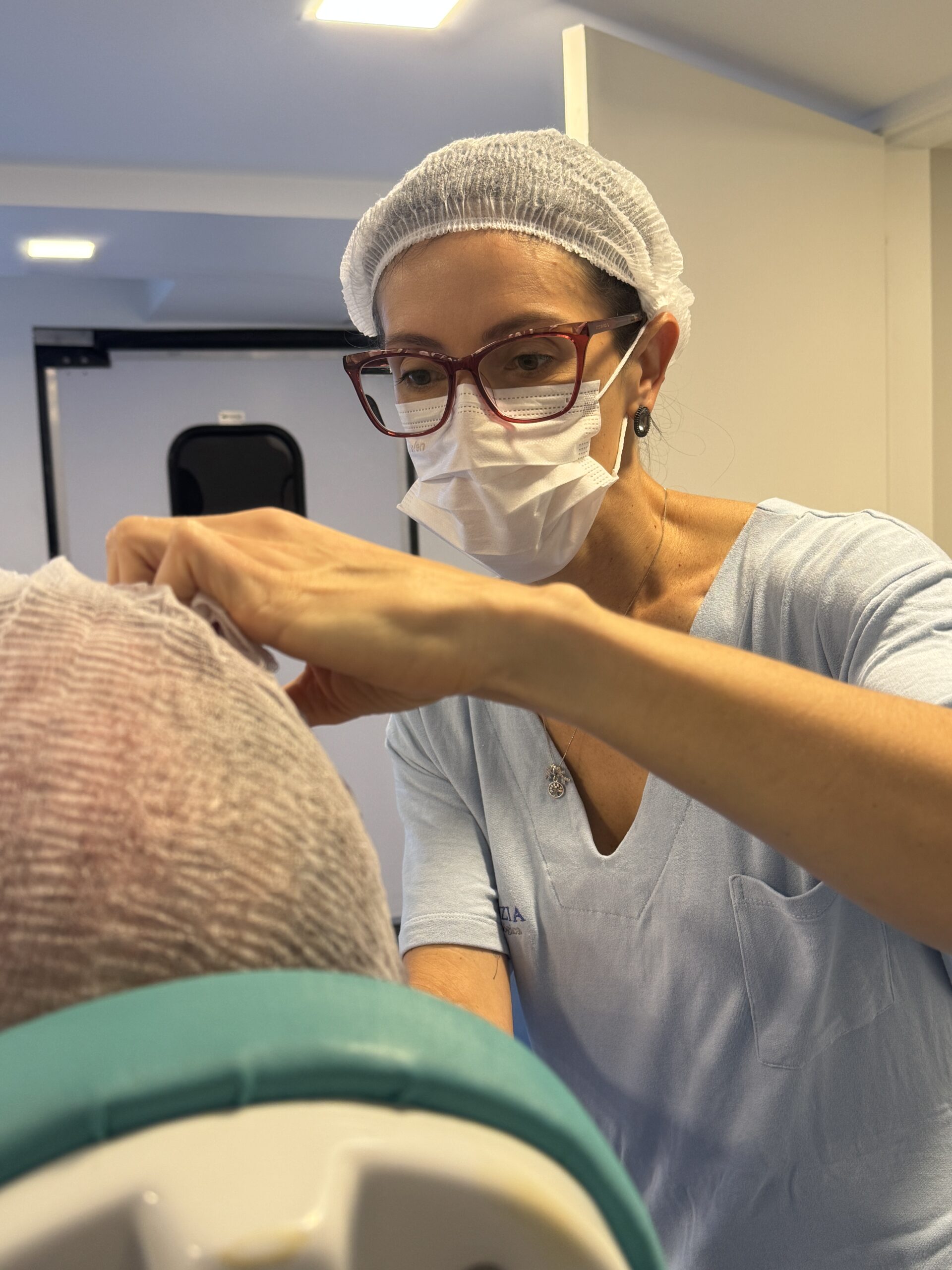 Dra. Fabíola Konno realizando marcação palpebral