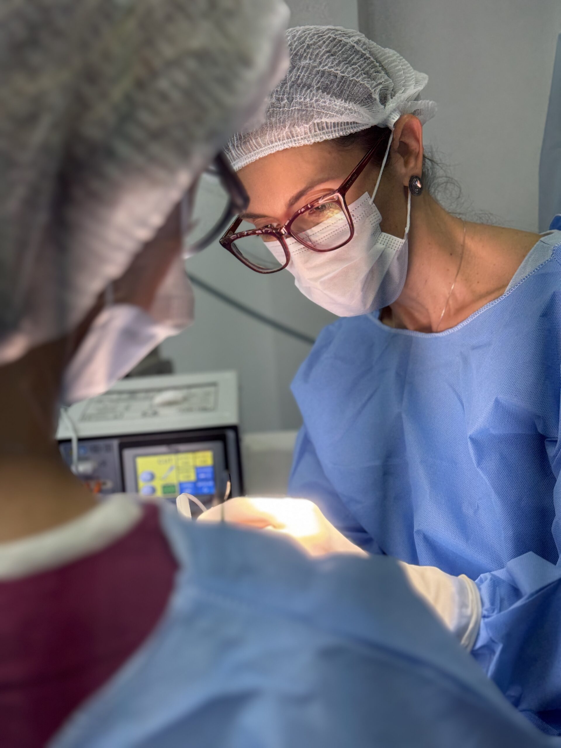 Dra. Fabíola Konno realizando procedimento cirúrgico